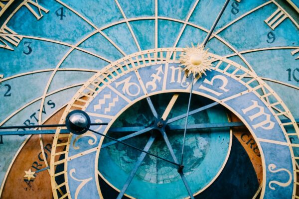 Cómo funciona un reloj astronómico