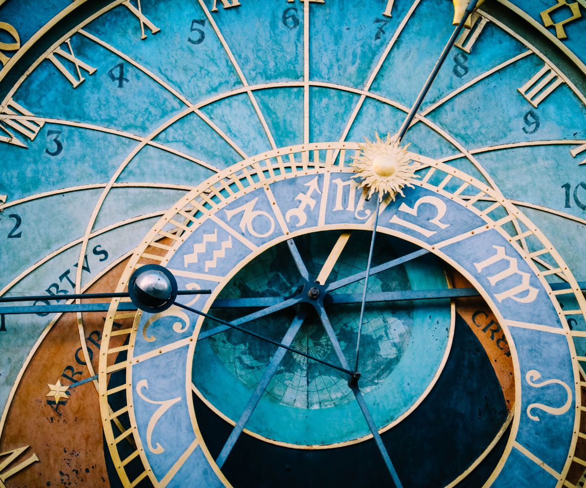 Cómo funciona un reloj astronómico
